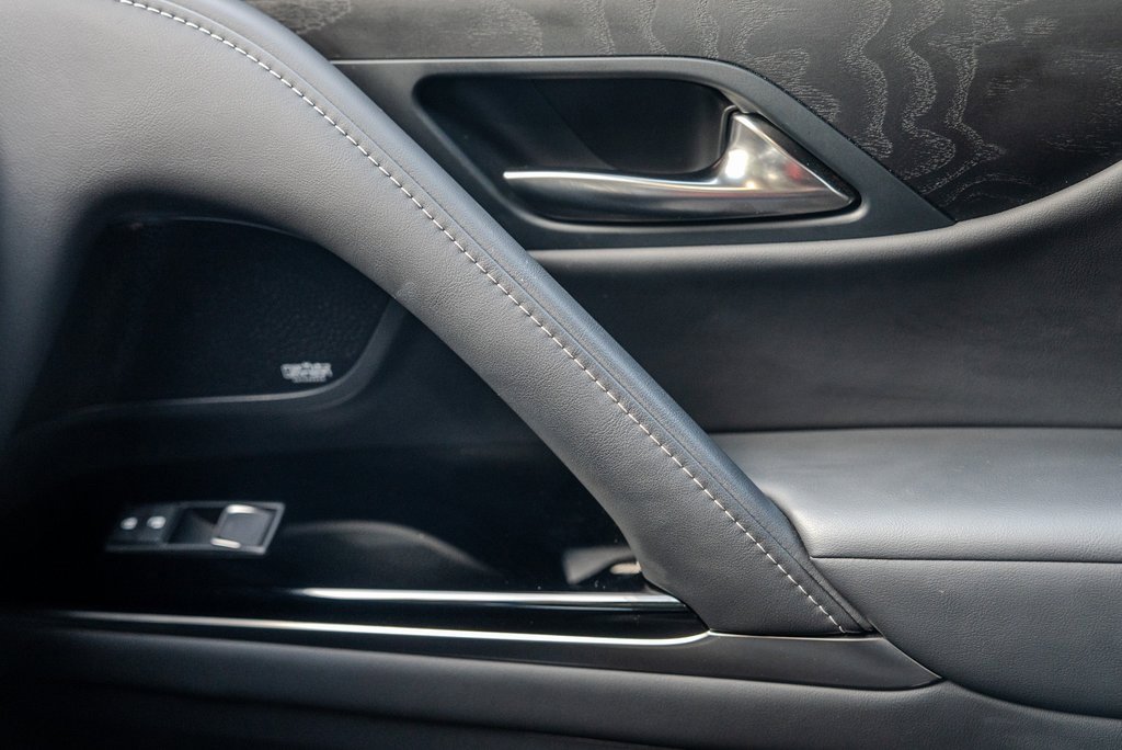 Used 2023 Lexus LX 600 4WD w/ Luxury Package image 15