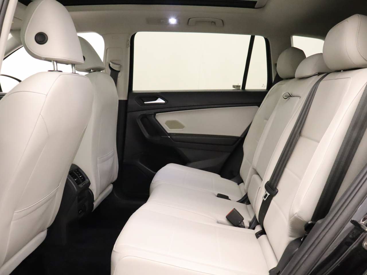 Used 2020 Volkswagen Tiguan SEL AWD/4WD image 16