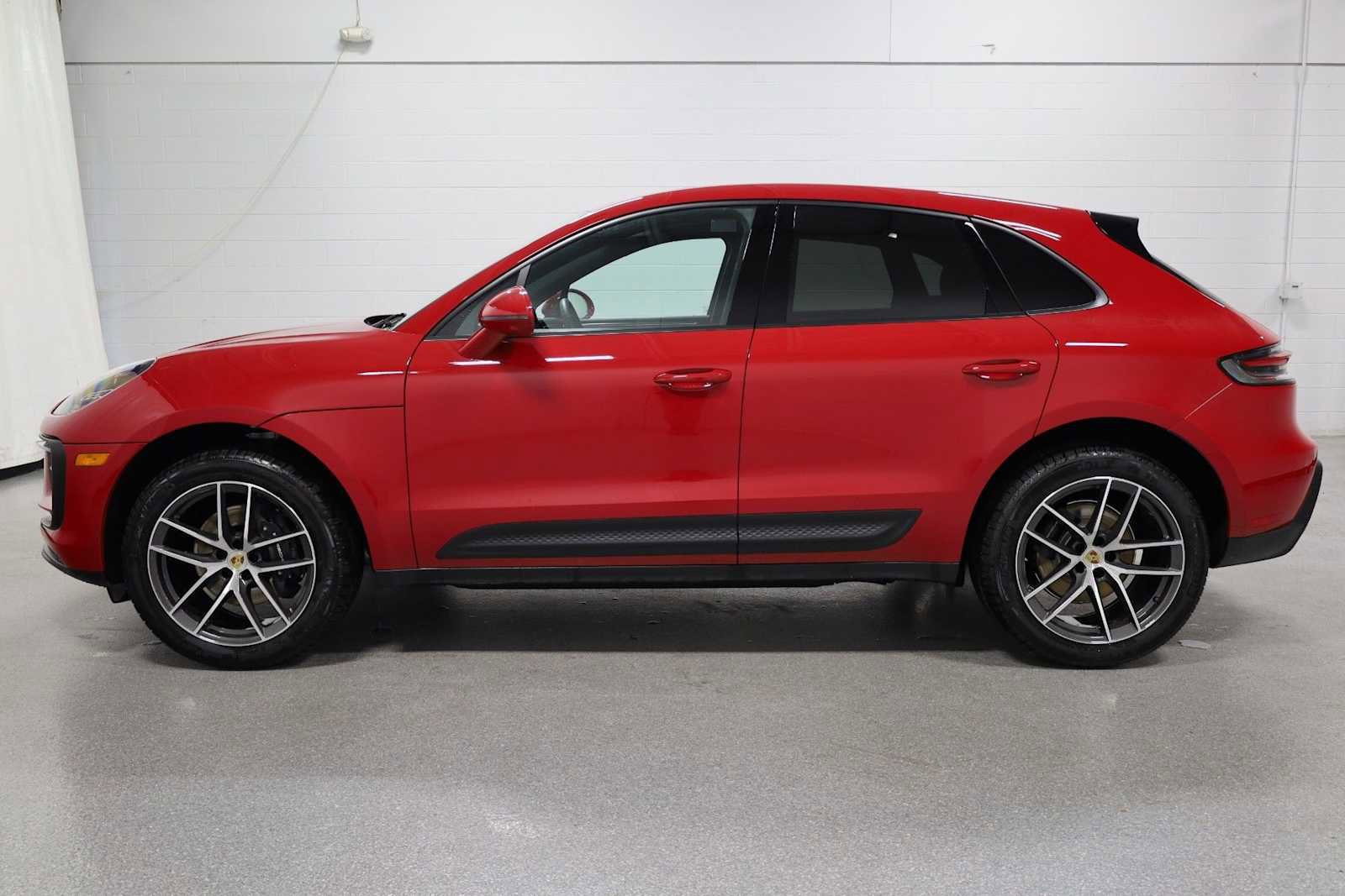 Certified 2025 Porsche Macan image 2