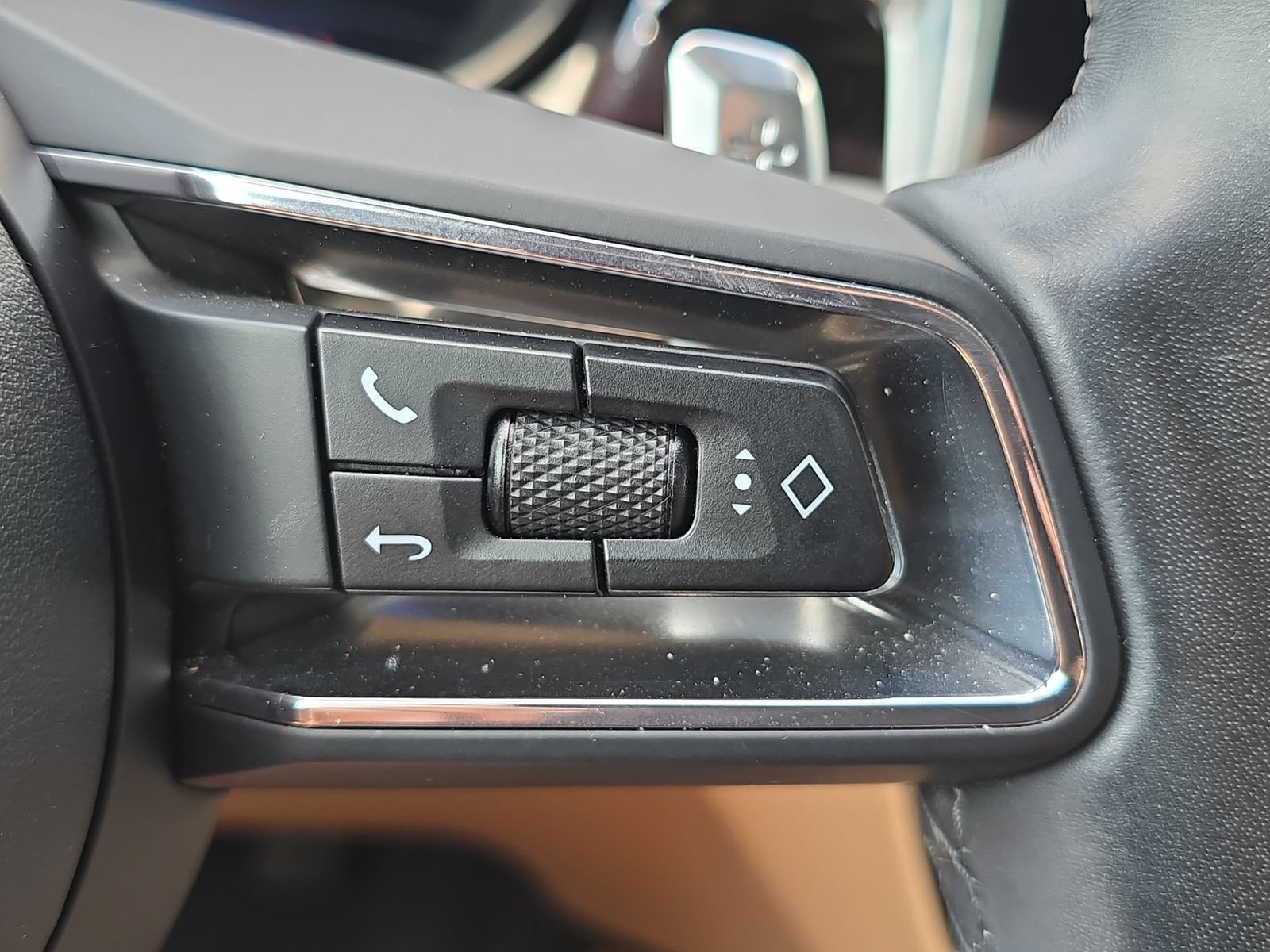 Certified 2022 Porsche Macan AWD/4WD image 19