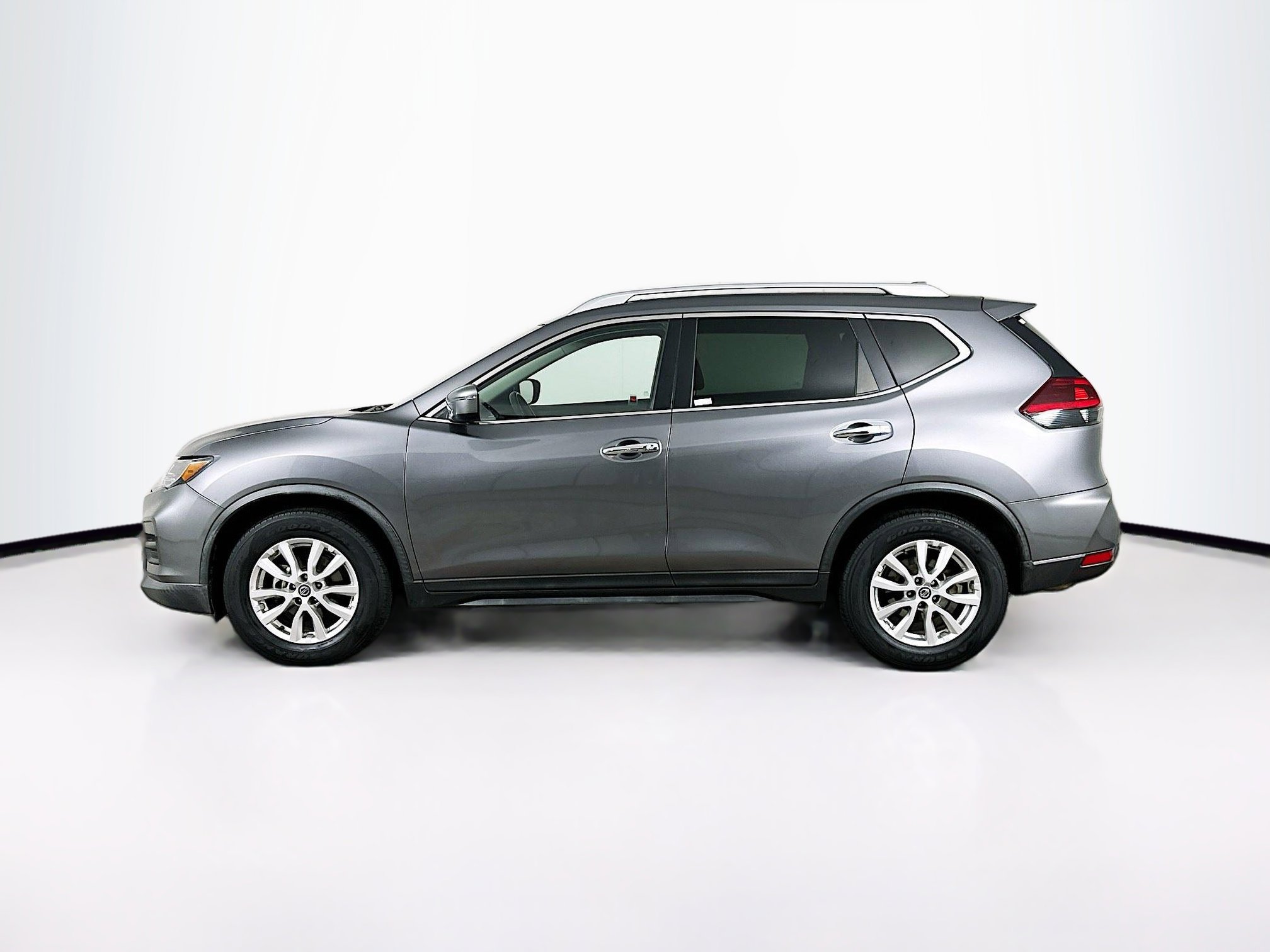 Used 2019 Nissan Rogue SV image 4
