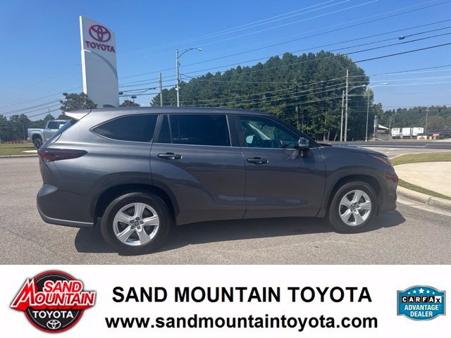 Used 2024 Toyota Highlander LE FWD image 2