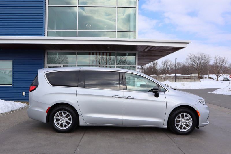 Used 2024 Chrysler Pacifica Touring-L image 2