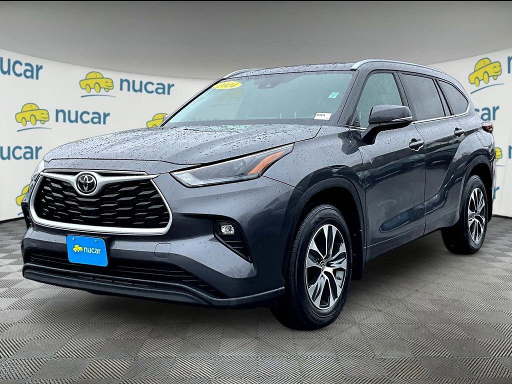 Used 2024 Toyota Highlander XLE AWD/4WD image 3