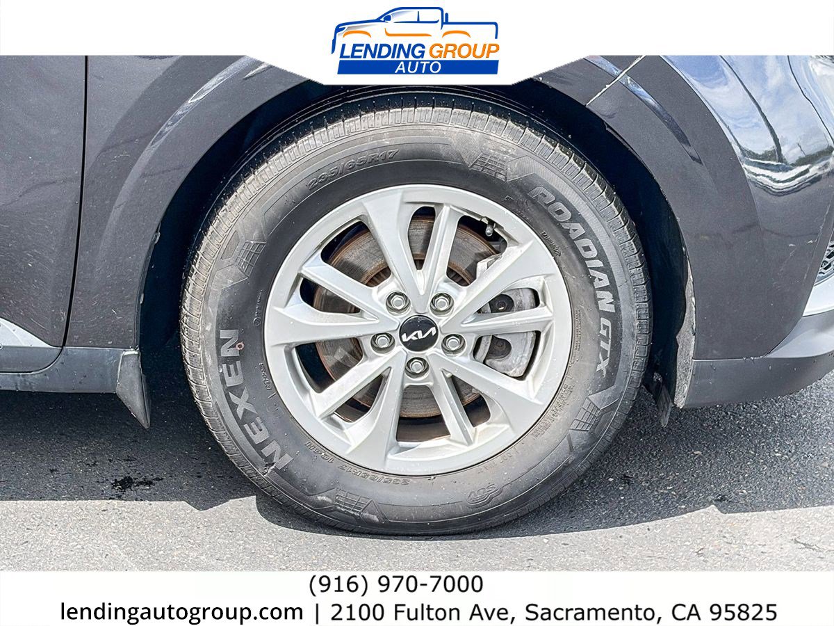 Used 2022 Kia Carnival LX FWD image 9