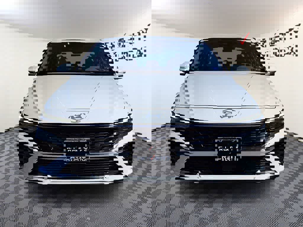 Used 2025 Hyundai Elantra SEL image 2