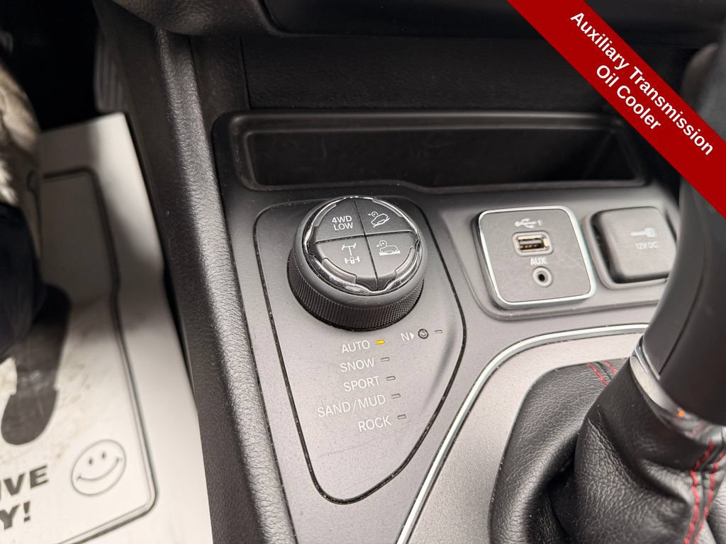 Used 2019 Jeep Cherokee Trailhawk w/ Comfort & Convenience Group AWD/4WD image 27