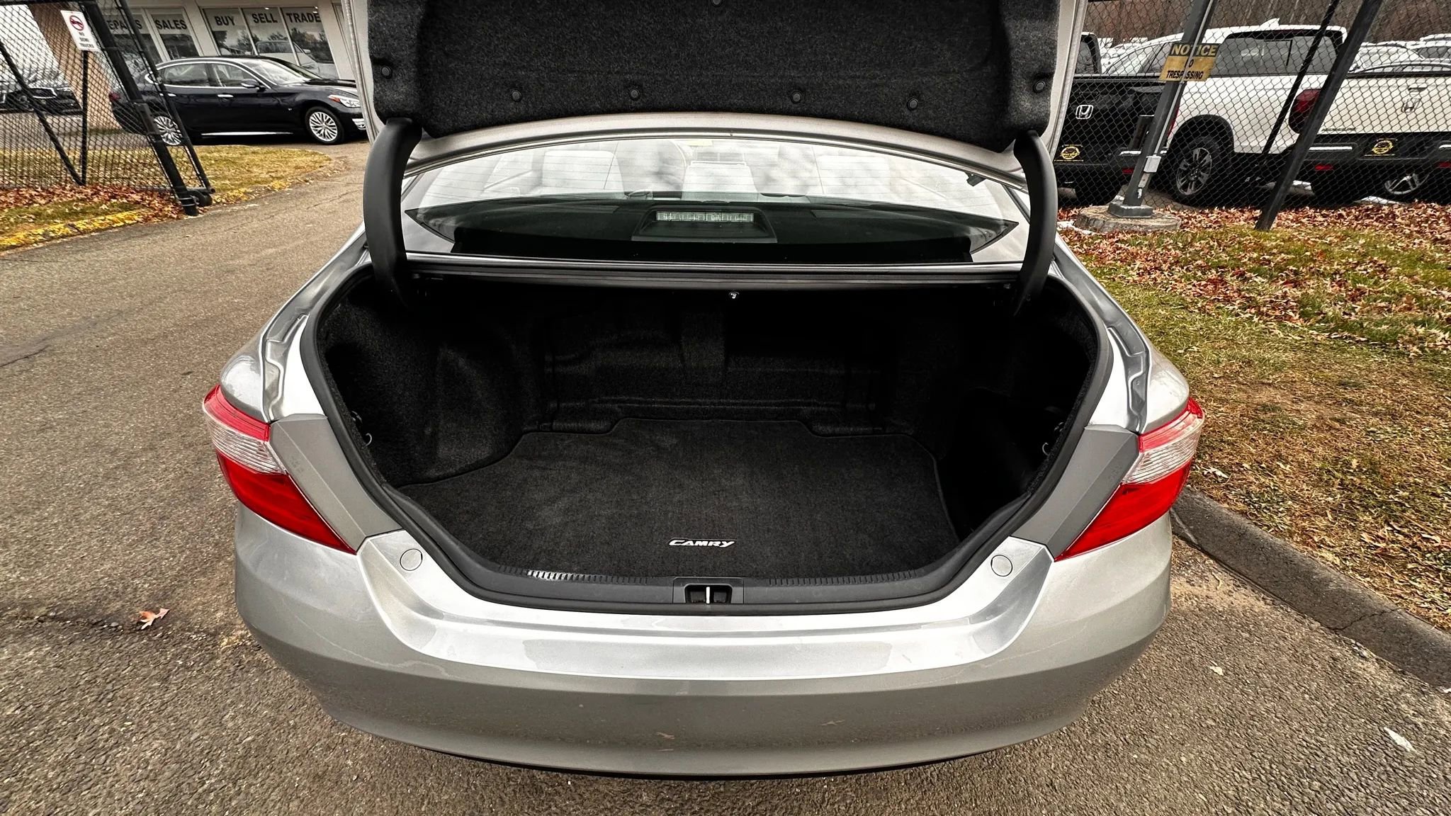 Used 2015 Toyota Camry LE image 9