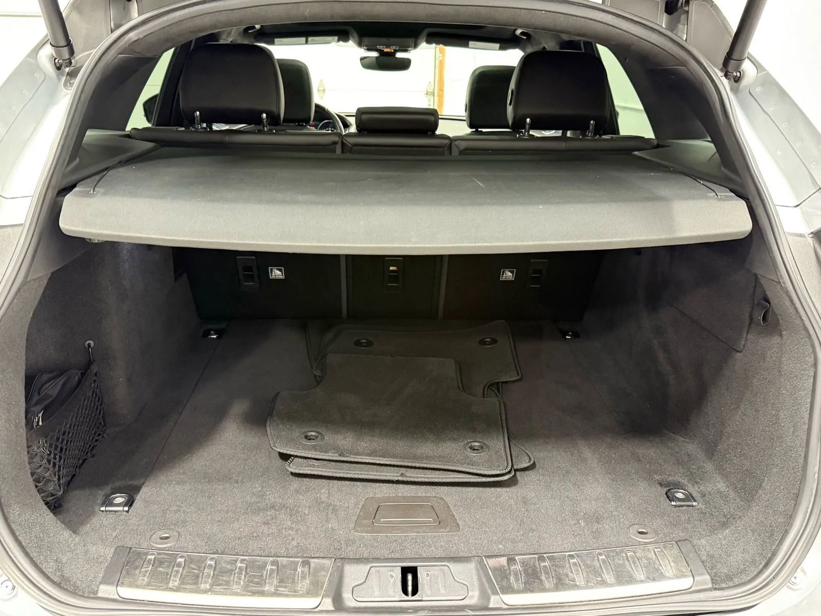 Used 2019 Jaguar F-PACE Premium image 43