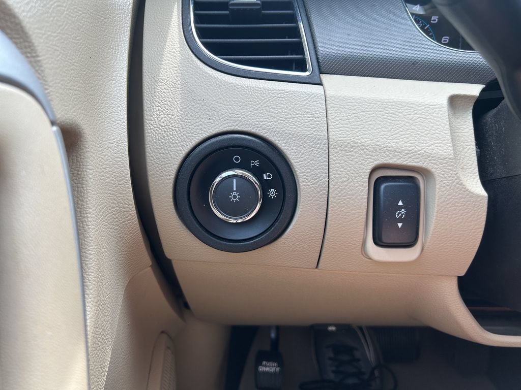 Used 2016 Ford Taurus SE FWD image 25