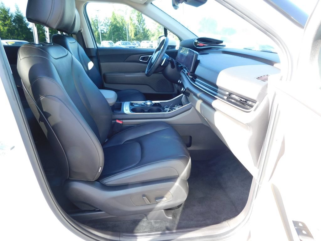 Used 2025 Kia Carnival EX FWD image 17