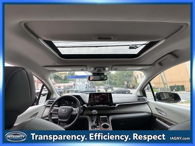 Used 2024 Toyota Sienna XLE FWD image 21