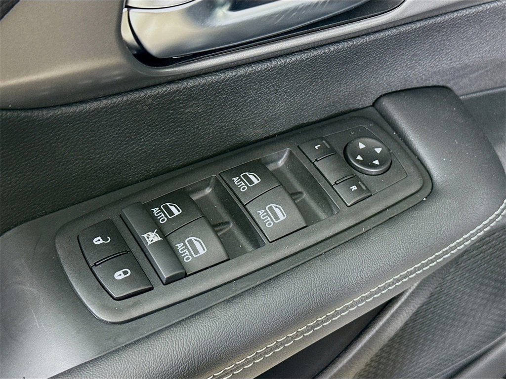 New 2025 Chrysler Pacifica Select image 18