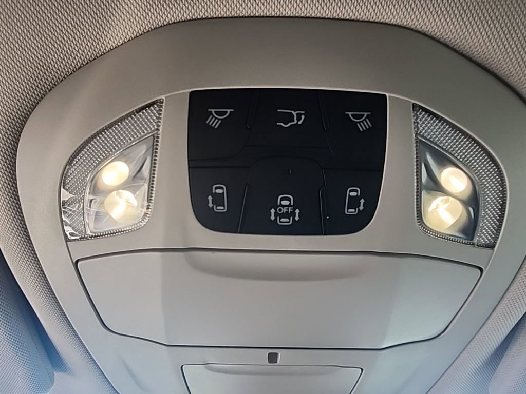 Used 2024 Chrysler Pacifica Touring-L image 39