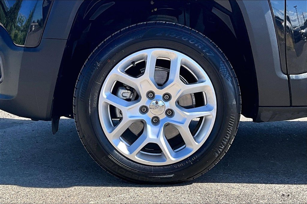 Used 2015 Jeep Renegade Latitude w/ Popular Equipment Group AWD/4WD image 12