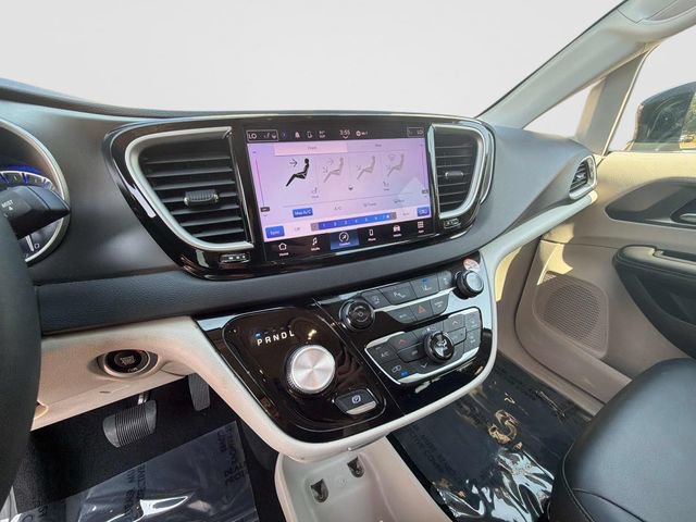 Used 2024 Chrysler Pacifica Touring-L FWD image 27