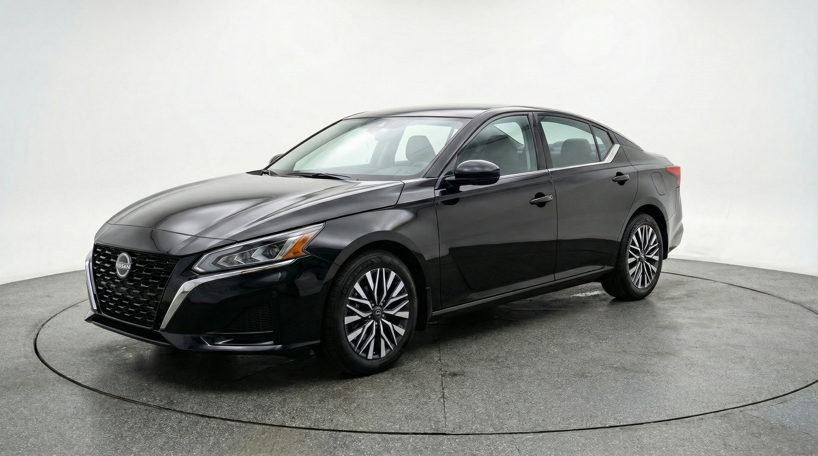 Used 2025 Nissan Altima 2.5 SV image 3