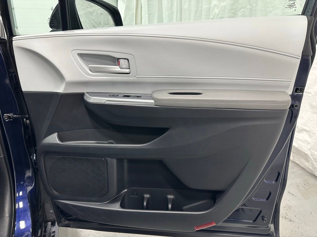 Used 2025 Toyota Sienna LE image 58