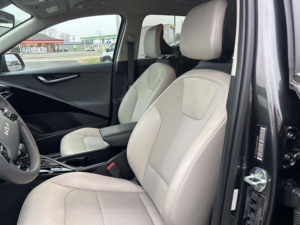 Used 2023 Kia Niro EX image 11