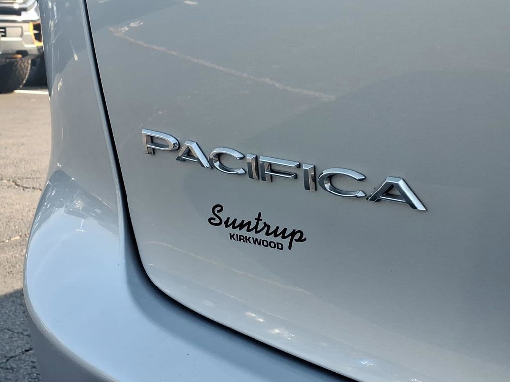 Used 2024 Chrysler Pacifica Touring-L FWD image 31