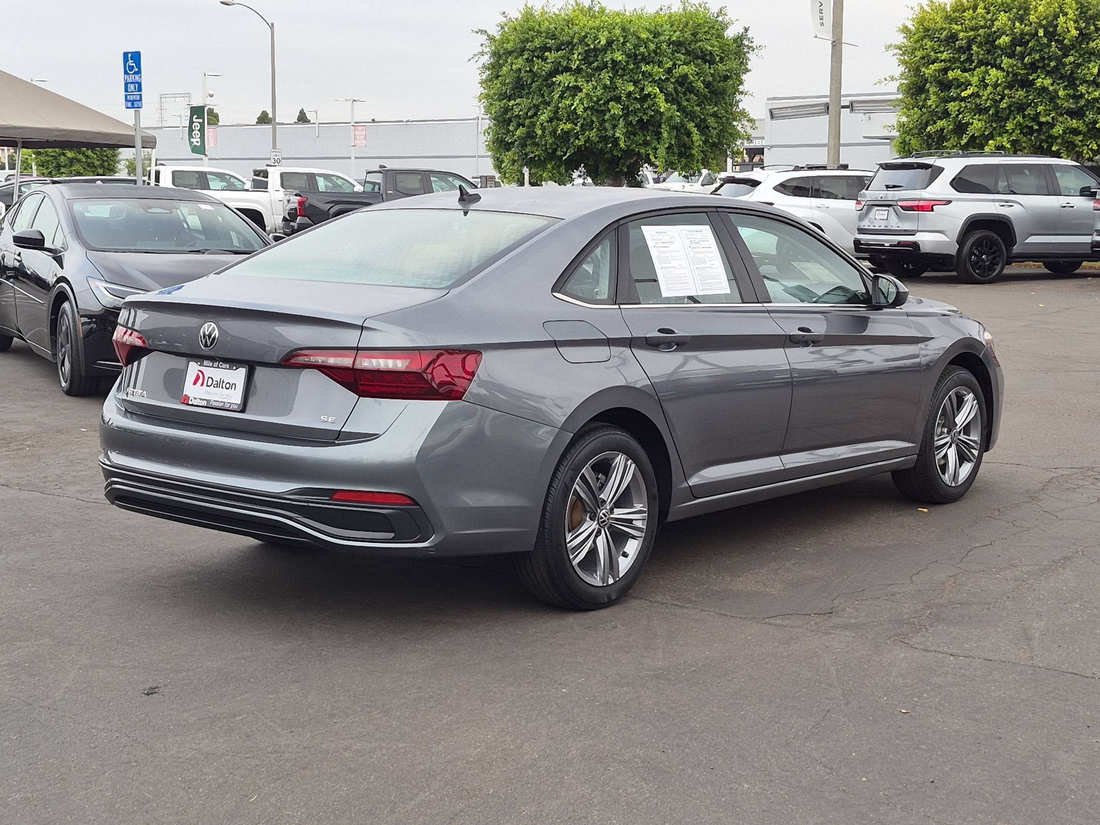 Used 2024 Volkswagen Jetta SE FWD image 8