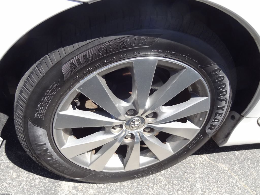 Used 2011 Toyota Avalon Limited image 7