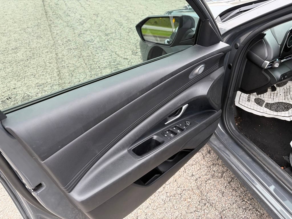 Used 2025 Hyundai Elantra SEL FWD image 8
