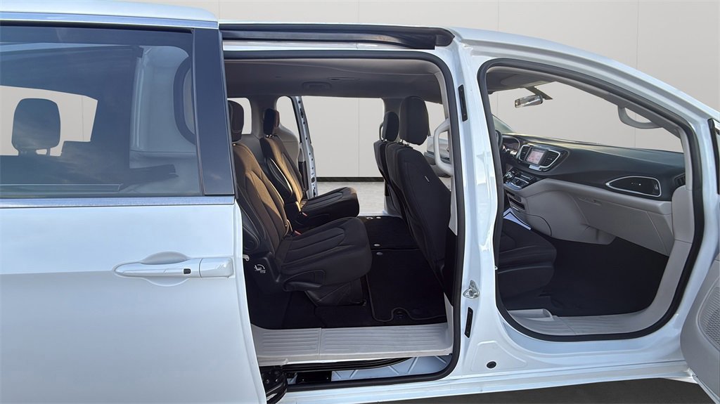 Used 2022 Chrysler Voyager LX image 42