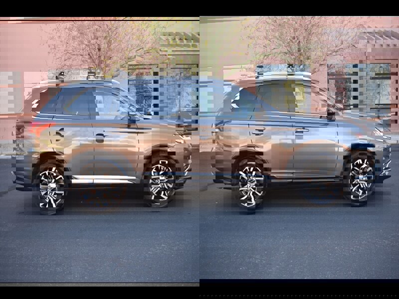 Used 2017 Mitsubishi Outlander SEL image 1