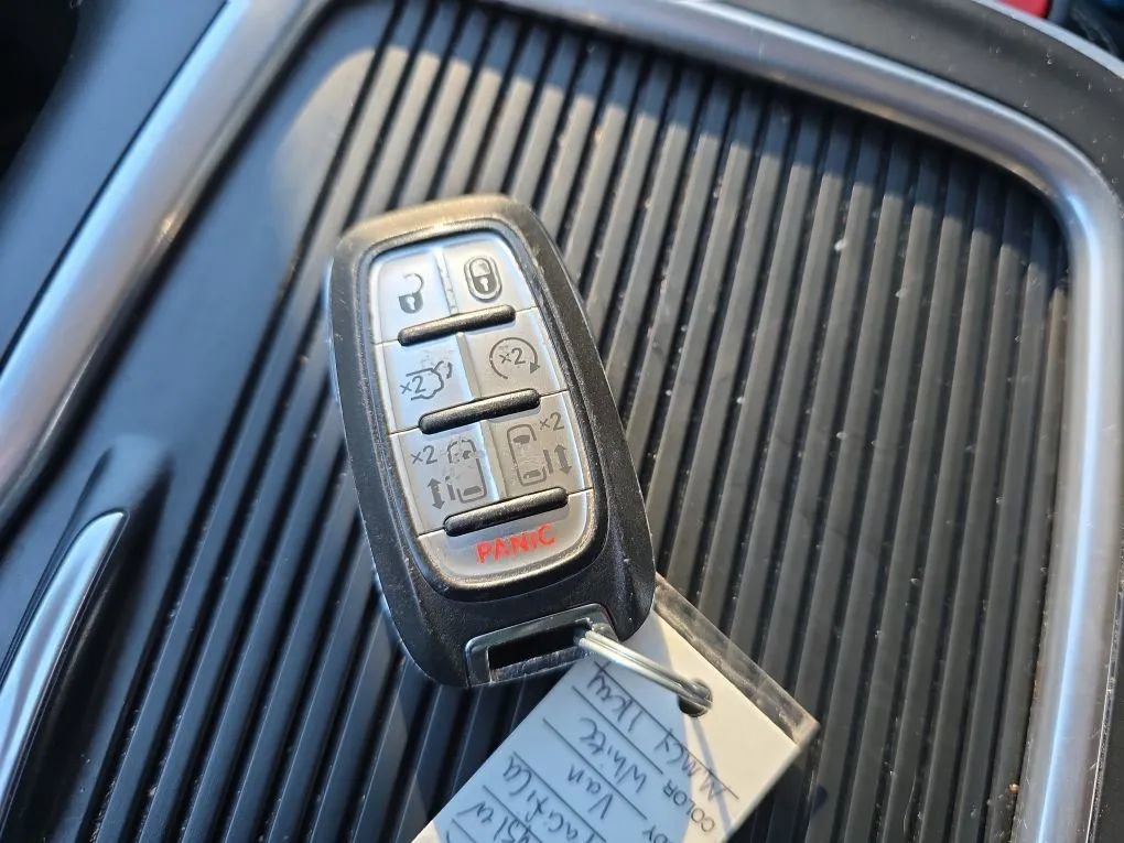 Used 2022 Chrysler Pacifica Touring-L FWD image 36