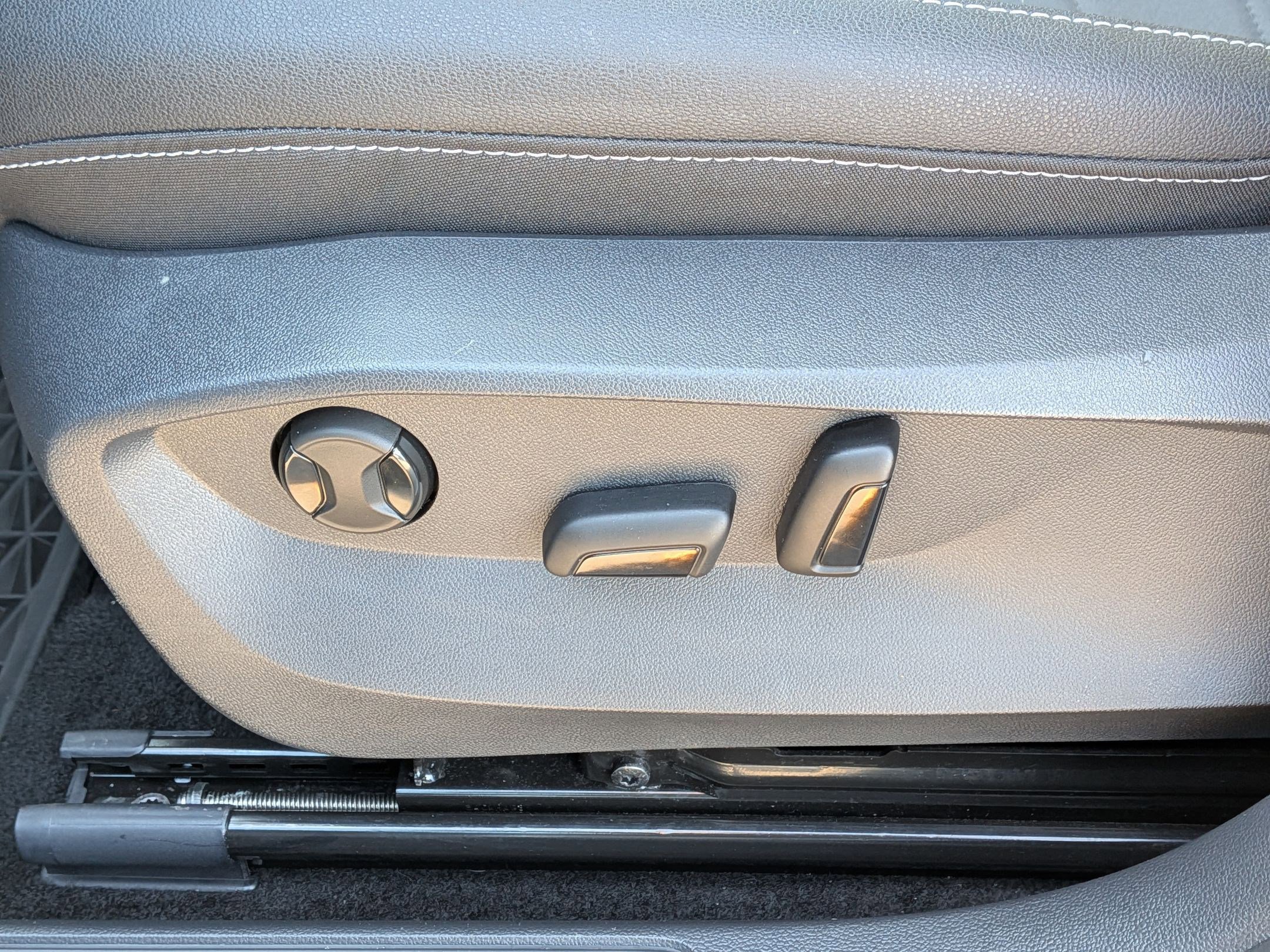 Used 2025 Volkswagen Taos SE image 15