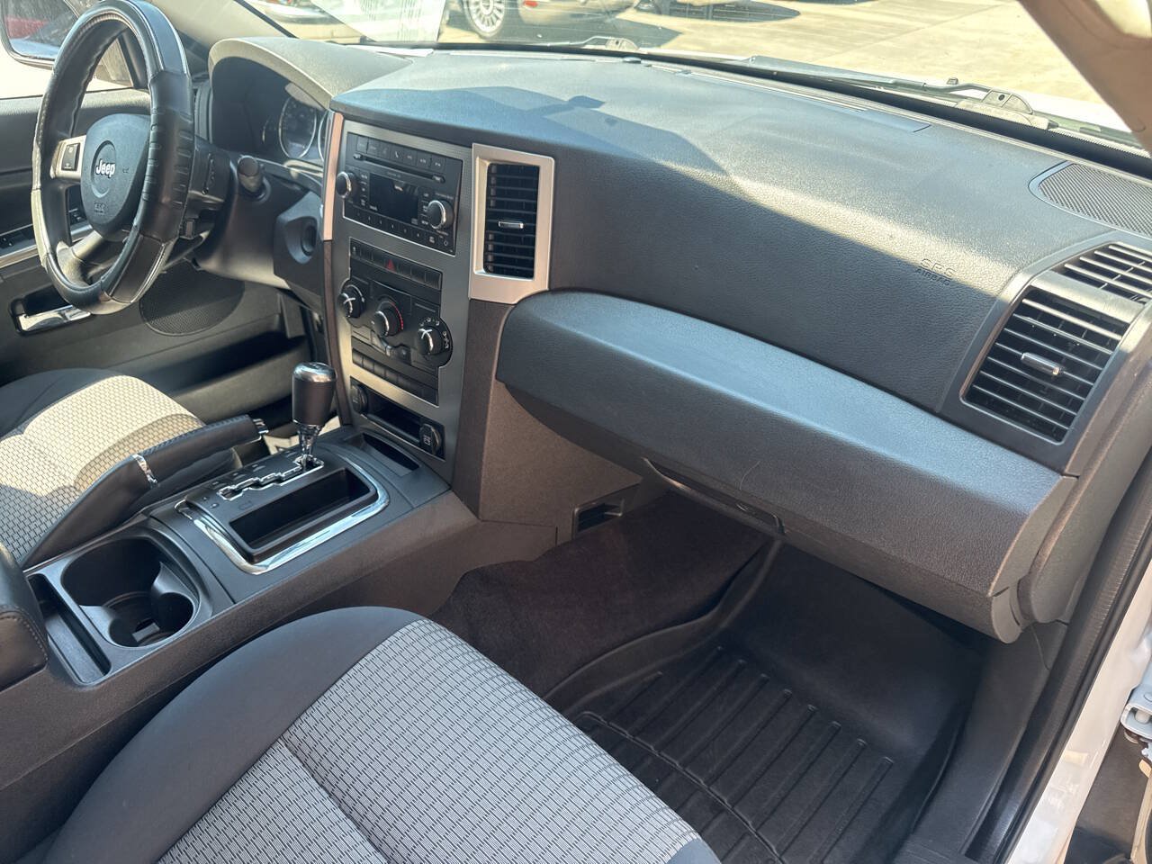 Used 2010 Jeep Grand Cherokee Laredo AWD/4WD image 15