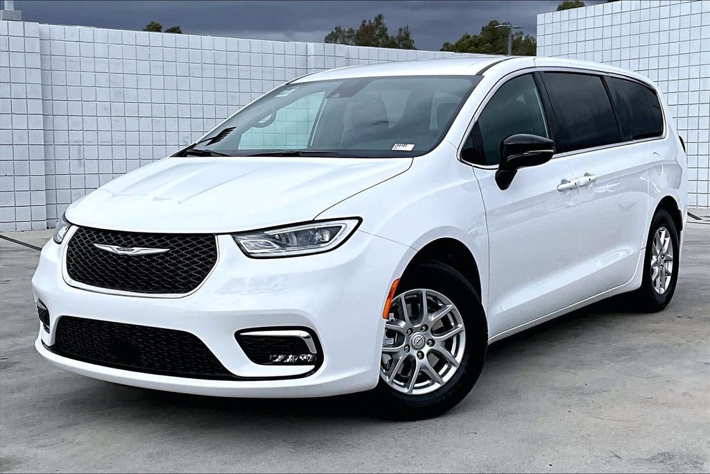 New 2026 Chrysler Pacifica Select FWD image 2