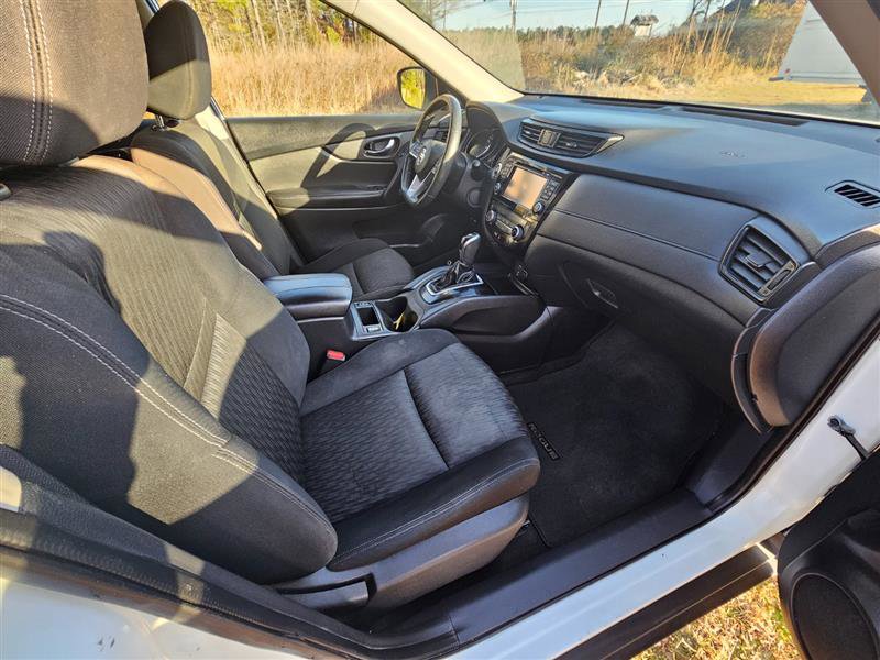 Used 2017 Nissan Rogue SV w/ SV Premium Package image 11