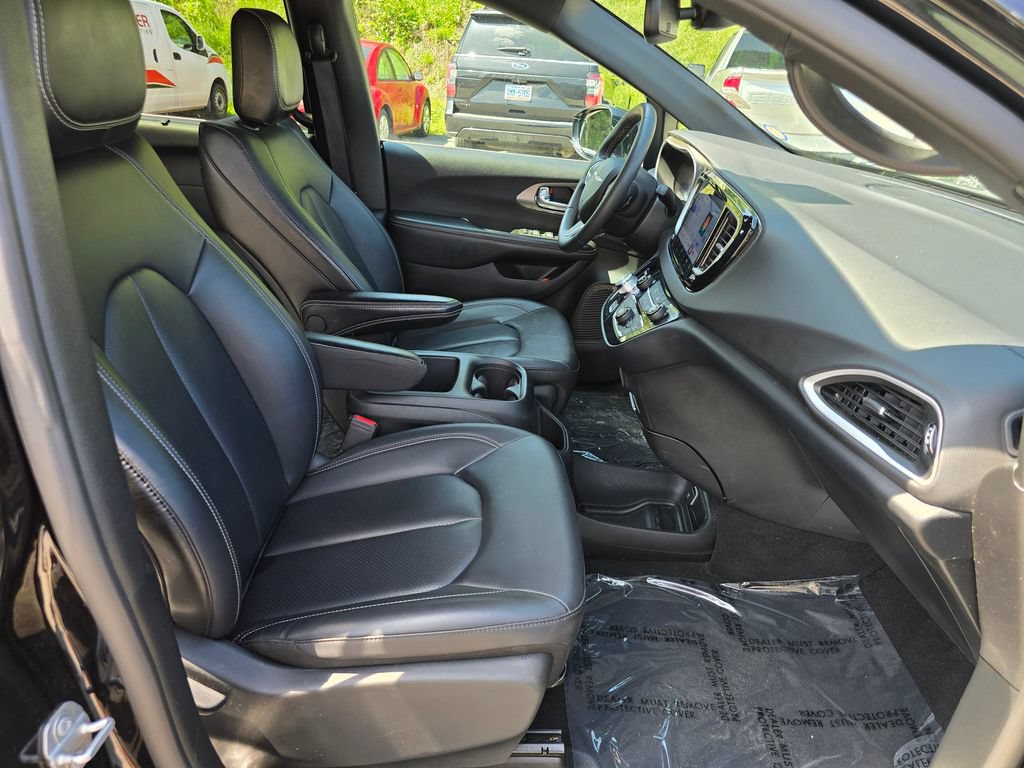 Used 2025 Chrysler Pacifica Select FWD image 28