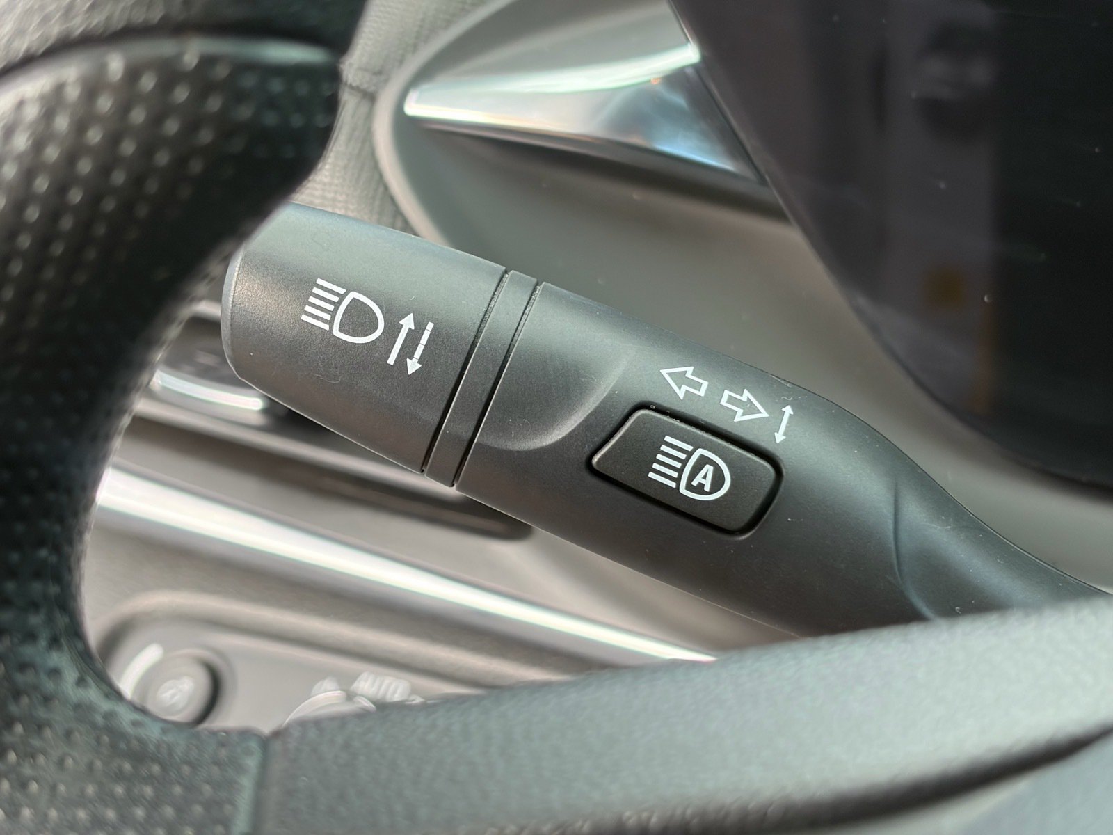 Used 2024 Buick Envista Sport Touring w/ Convenience II Package FWD image 17
