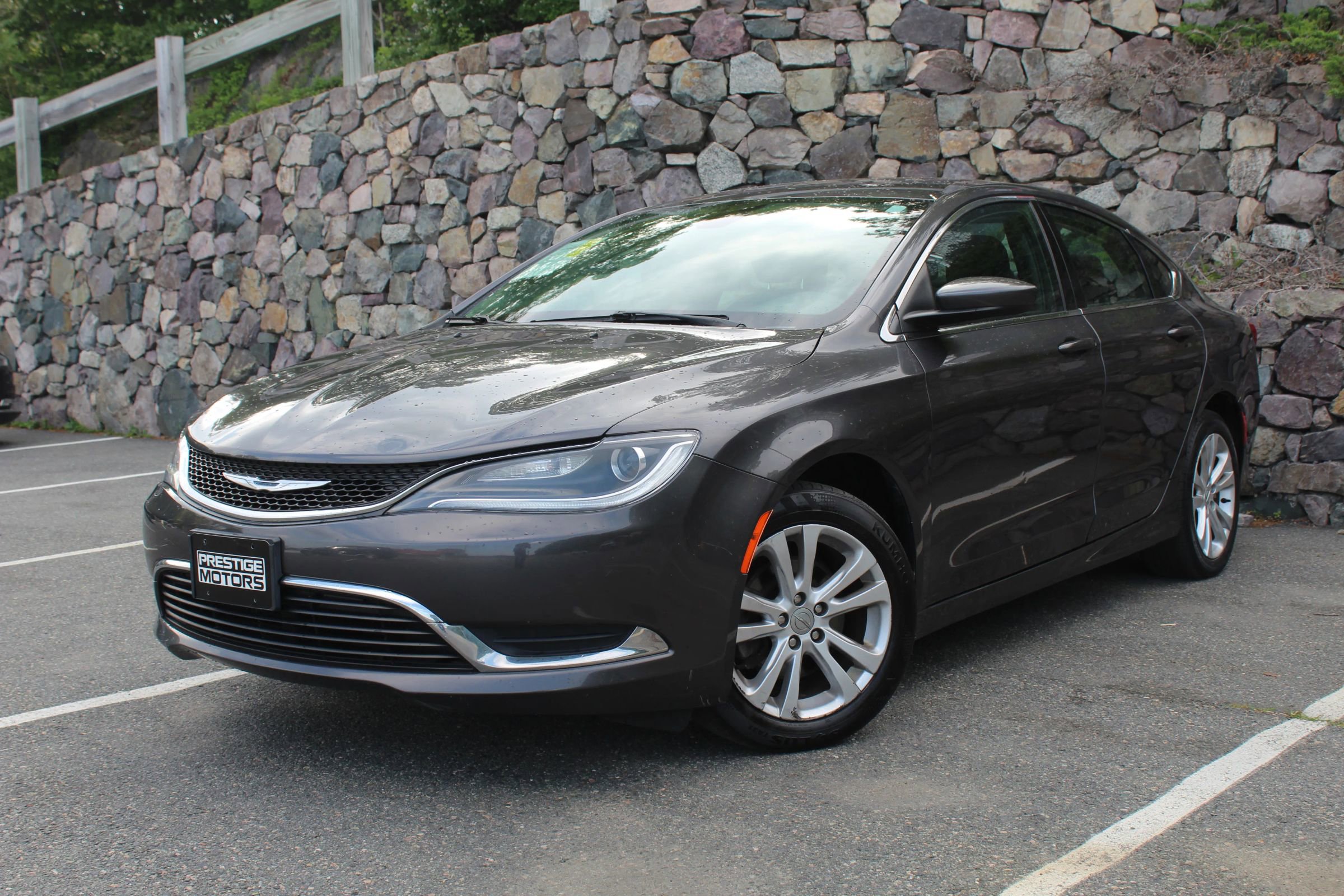 Used 2015 Chrysler 200 Limited w/ Convenience Group image 2