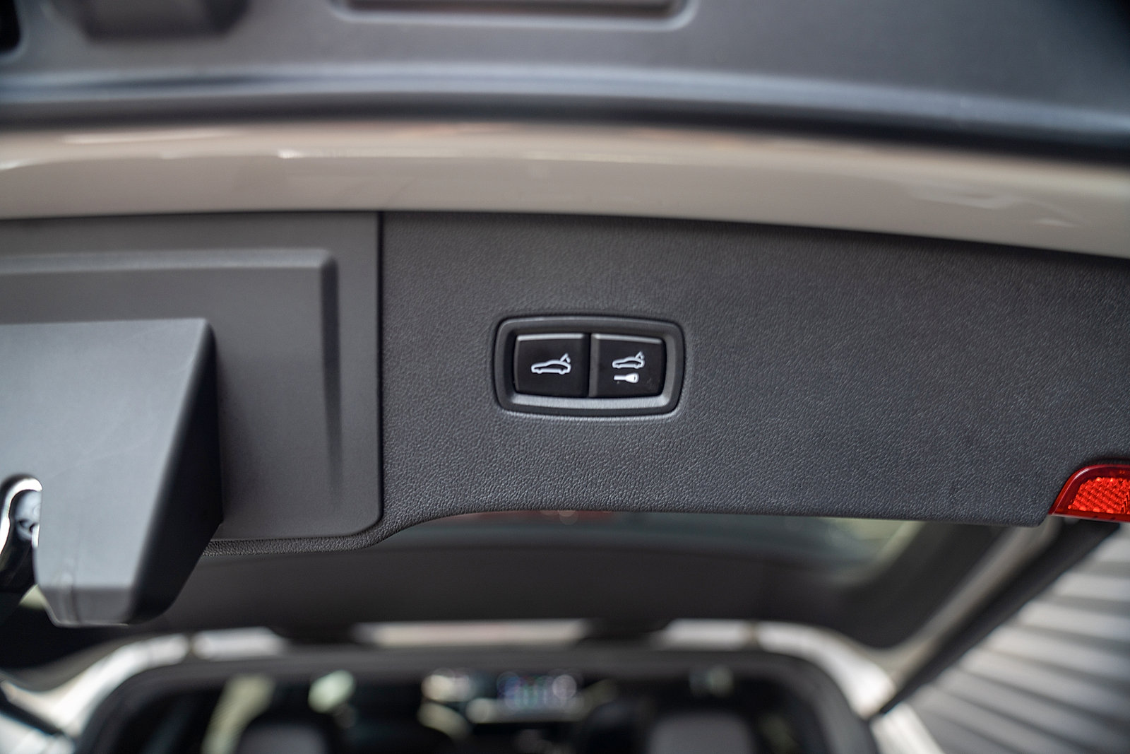 Certified 2025 Porsche Cayenne E-Hybrid w/ Premium Package Plus AWD/4WD image 23