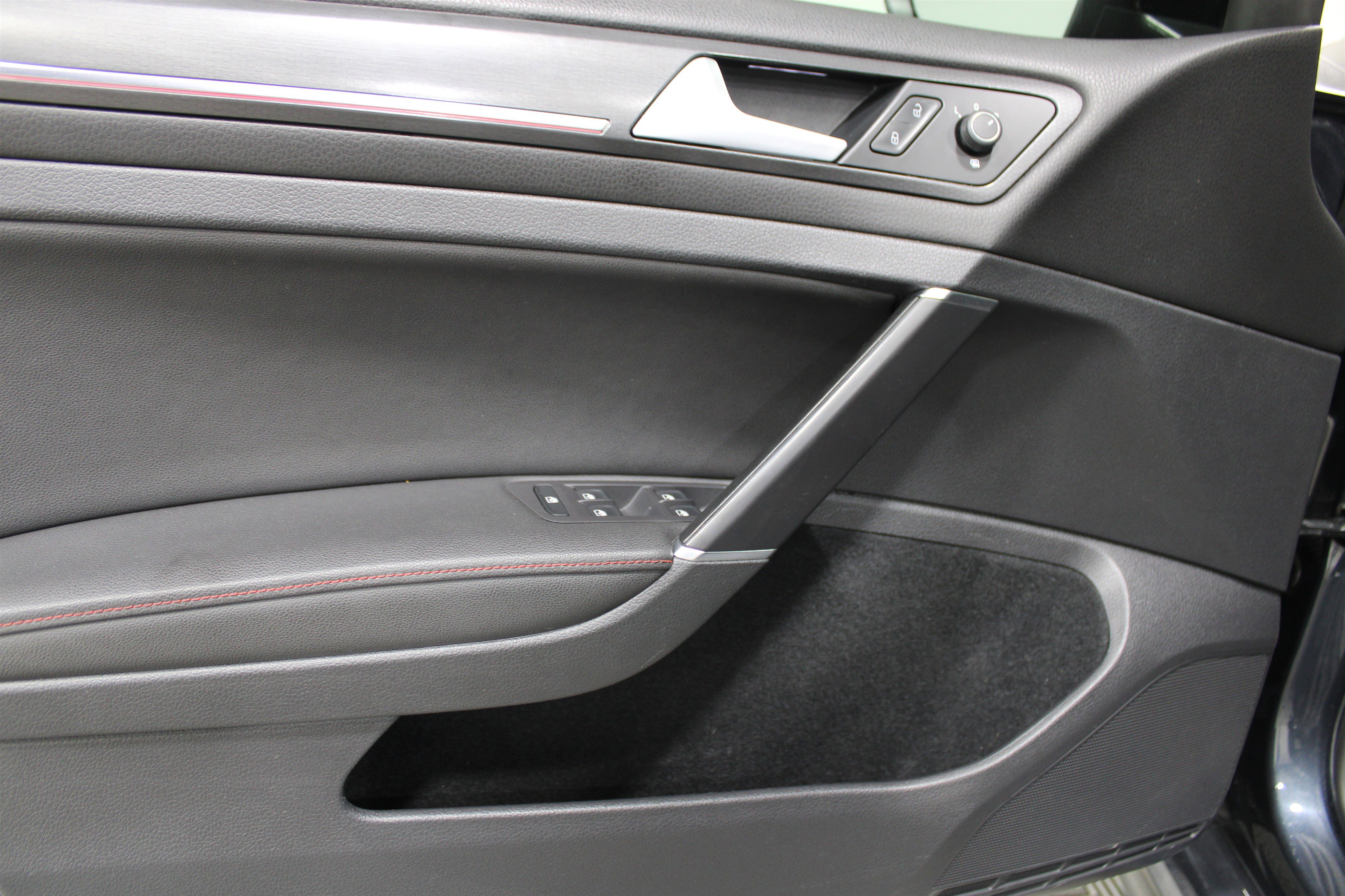 Used 2021 Volkswagen GTI SE image 5