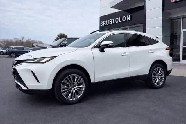 Used 2022 Toyota Venza XLE image 8