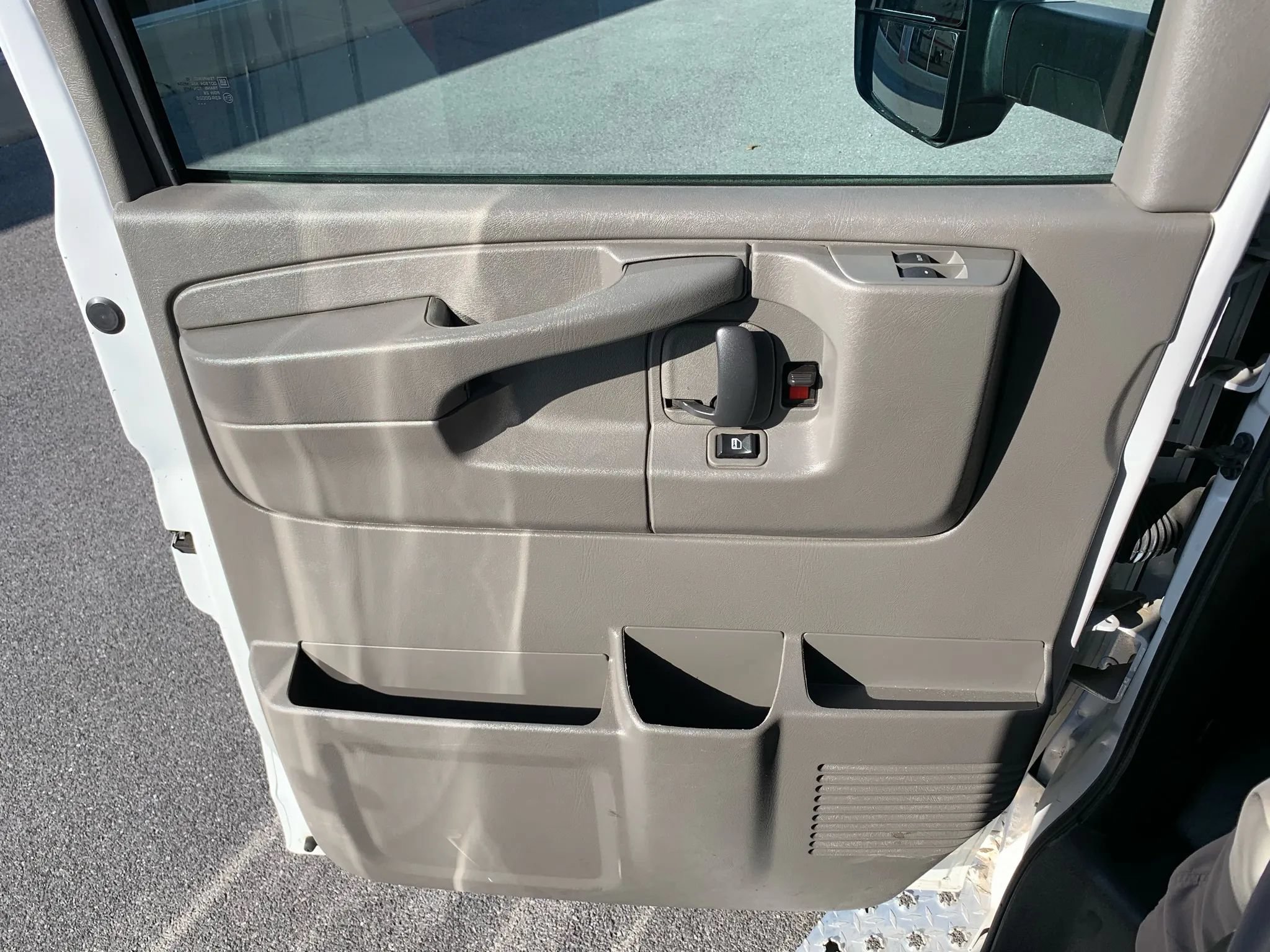 Used 2014 Chevrolet Express 4500 w/ Ambulance Package RWD image 9