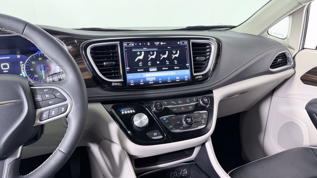 Used 2024 Chrysler Pacifica Limited AWD/4WD image 22
