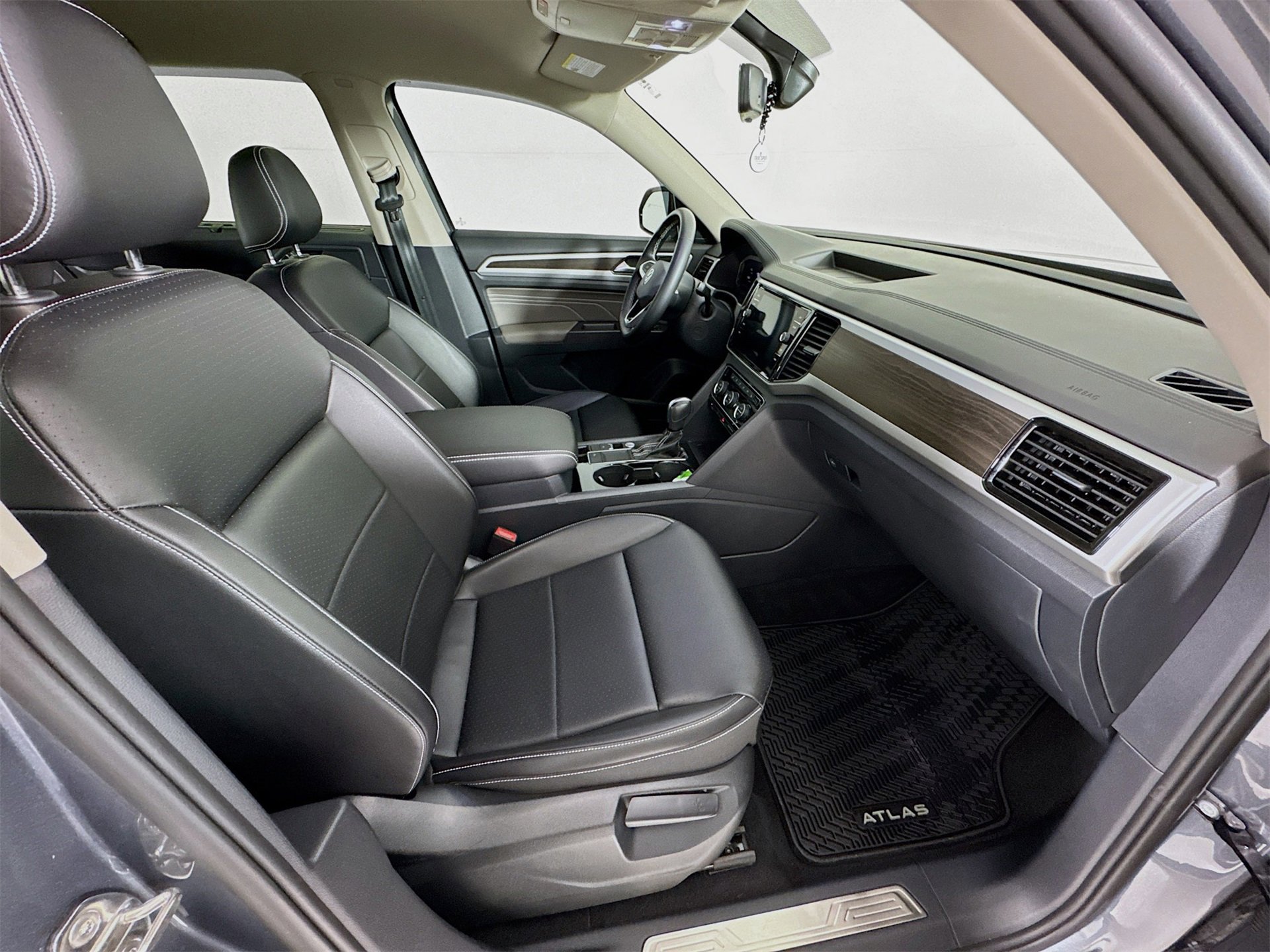 Used 2023 Volkswagen Atlas SE image 29