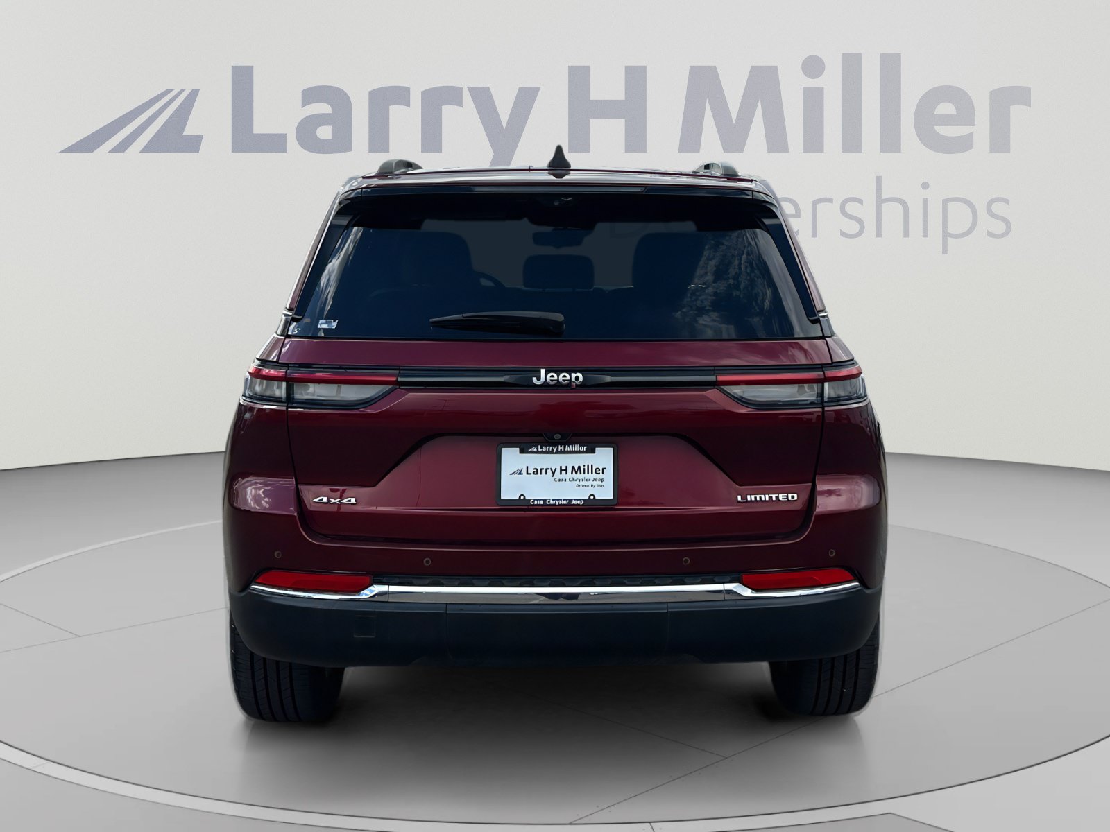 Used 2023 Jeep Grand Cherokee Limited w/ Luxury Tech Group II AWD/4WD image 4
