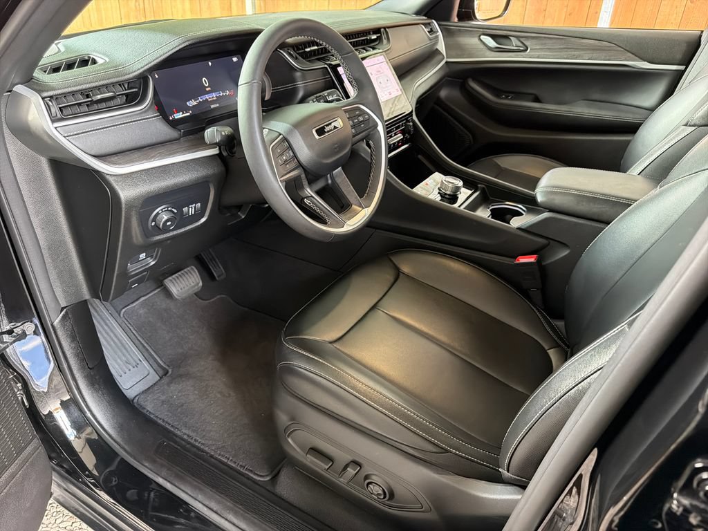 Used 2024 Jeep Grand Cherokee L Limited w/ Black Appearance Package AWD/4WD image 2