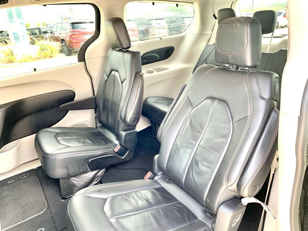 Used 2018 Chrysler Pacifica Touring-L Plus FWD image 13