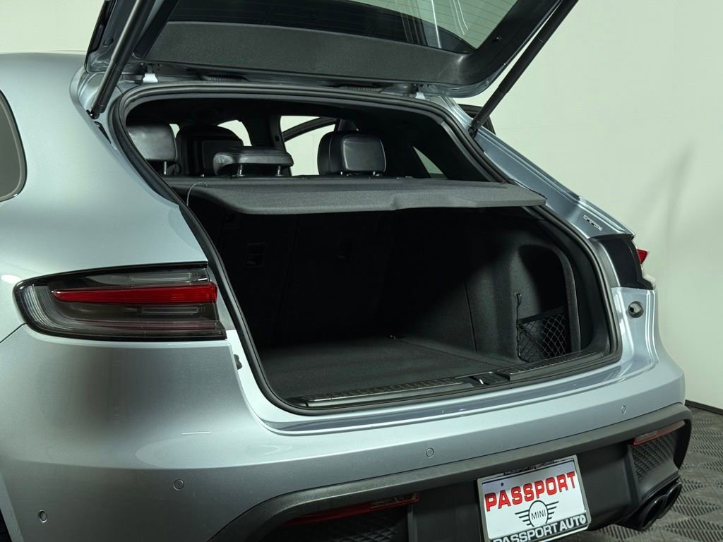 Used 2025 Porsche Macan AWD/4WD image 30