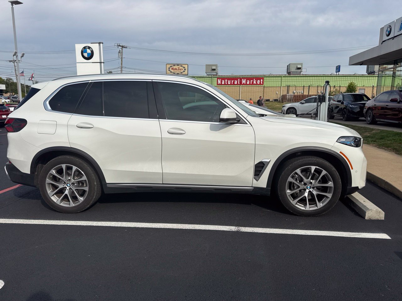 Used 2025 BMW X5 xDrive40i w/ Parking Assistance Package AWD/4WD image 2