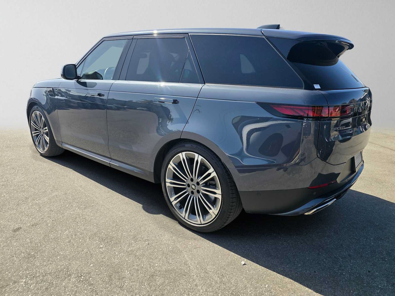 Used 2025 Land Rover Range Rover Sport SE AWD/4WD image 3