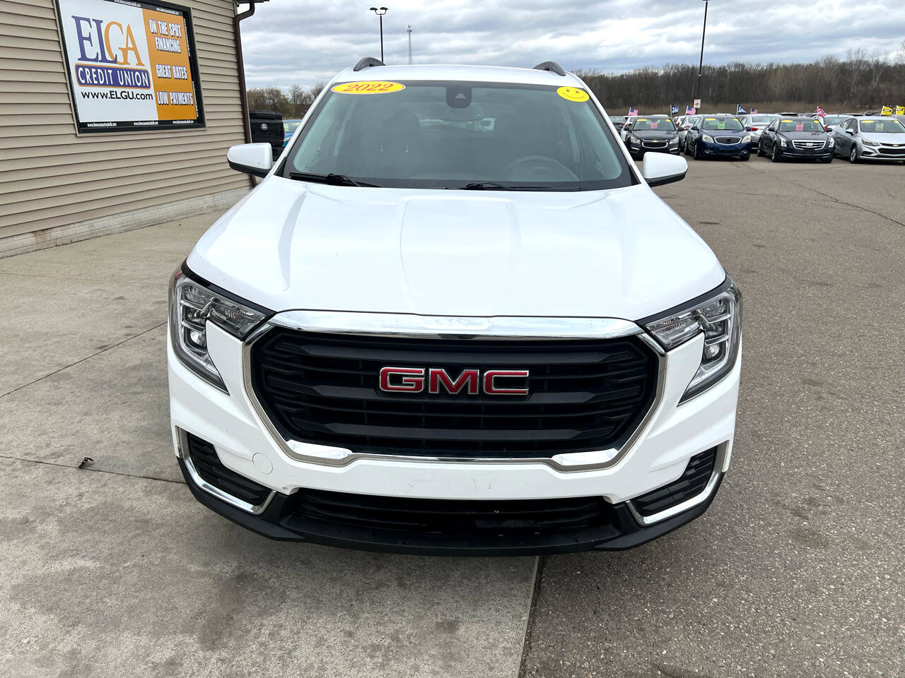 Used 2022 GMC Terrain SLE w/ Driver Convenience Package image 2